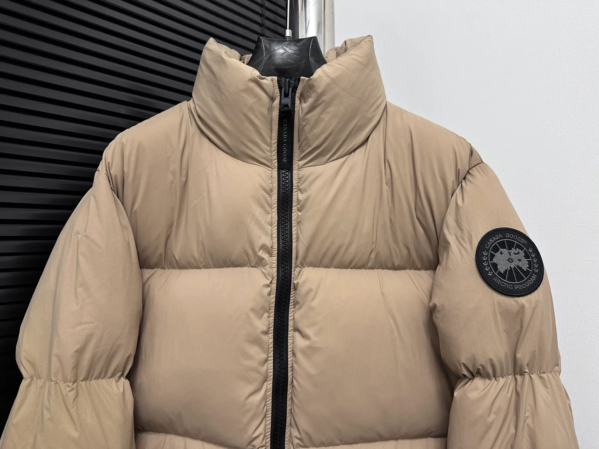P840 【Canada gooes】Large Goose Sleeve Stand Collar Down Jacket Lawrence down jacket provides basic protection for daily adventures. Delicately soft fabric, this is a water-repellent fabric that is soft to the touch yet durable. Filled with extremely fluffy white duck down. This piece has a quilted body and structured down. Padded collar and reflective double-stripe grip tape. Extended hem and tucked-in inner rib-knit cuffs. Size: XS-2XL